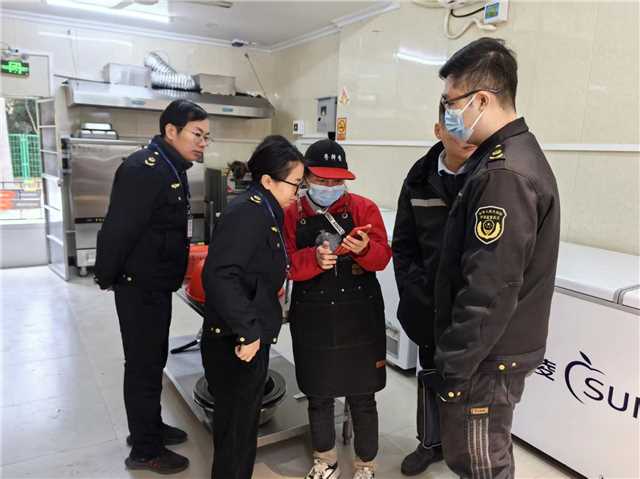 1.29,縣市場監督管理局開展高速服務區食品安全專項檢查——筑牢春運食品安全防線照片1.jpg