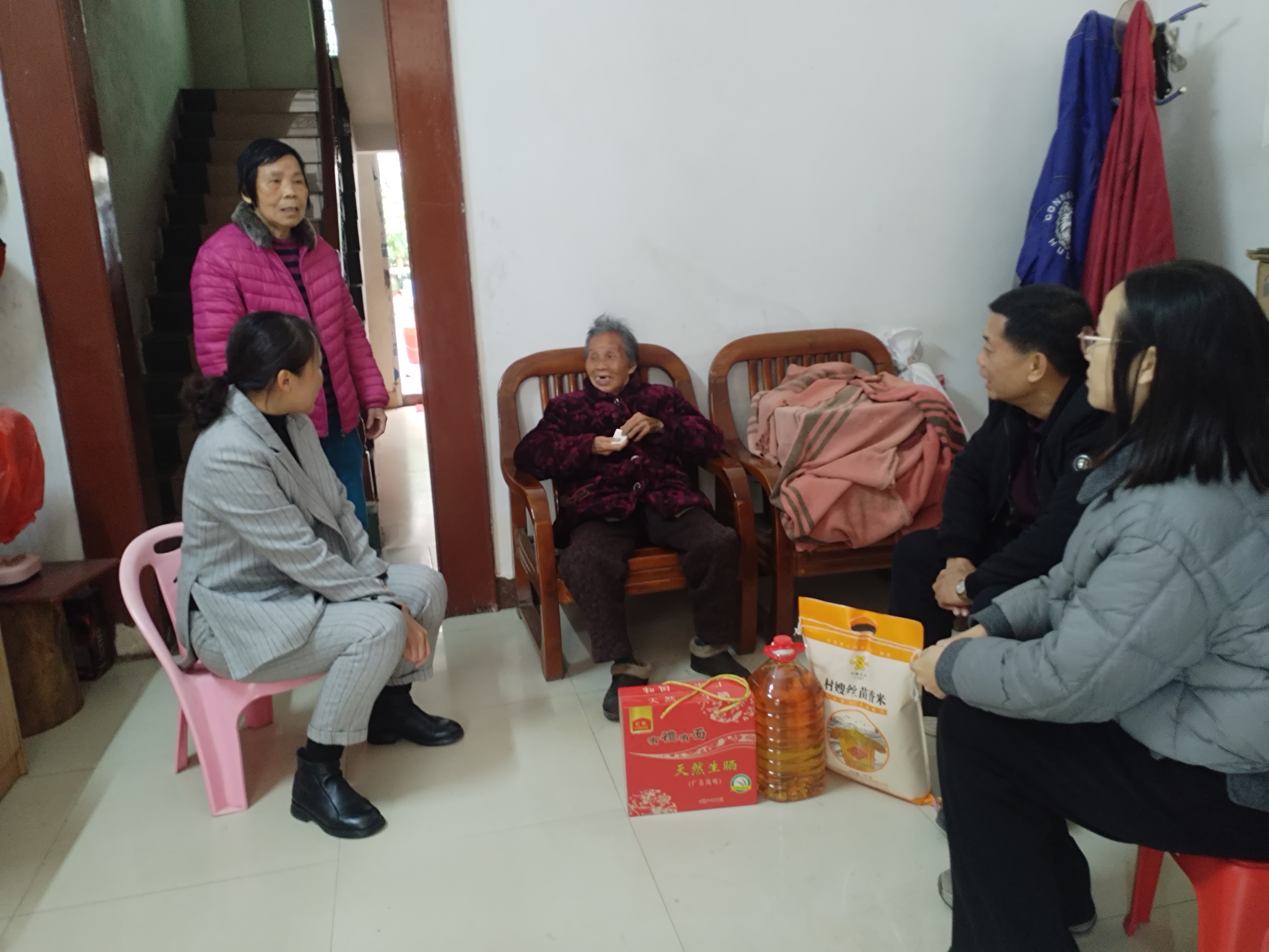 梁縣長慰問困難殘疾人1.jpg