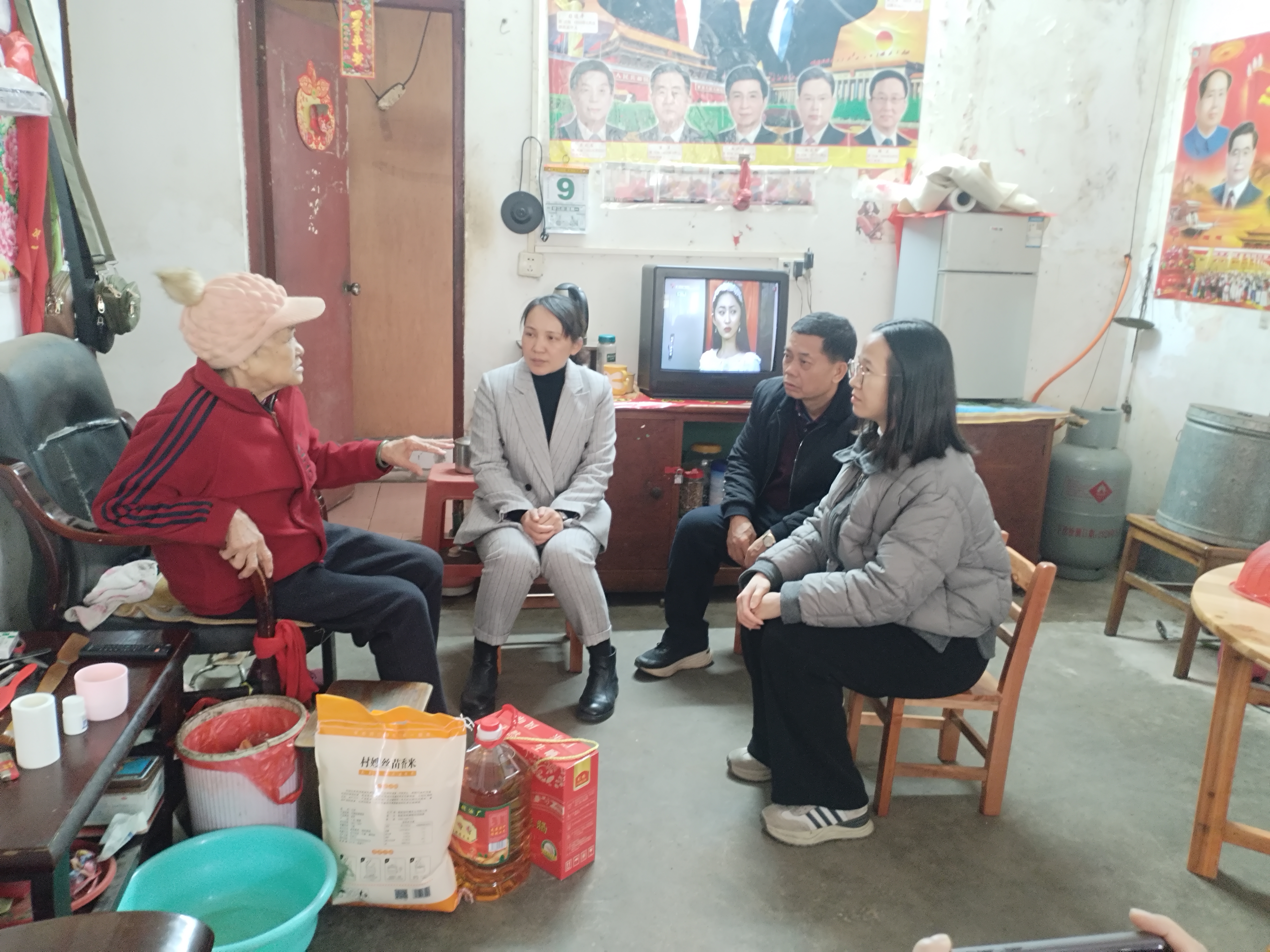 梁縣長慰問困難殘疾人2.jpg
