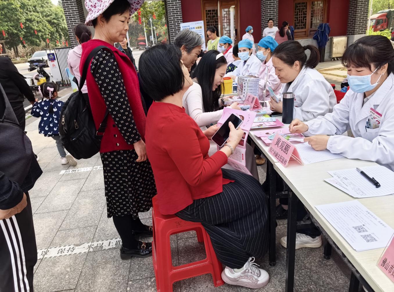 關愛女性 守護健康--郁南縣舉辦慶“三八”暨“兩癌”篩查宣傳義診活動.docx_2